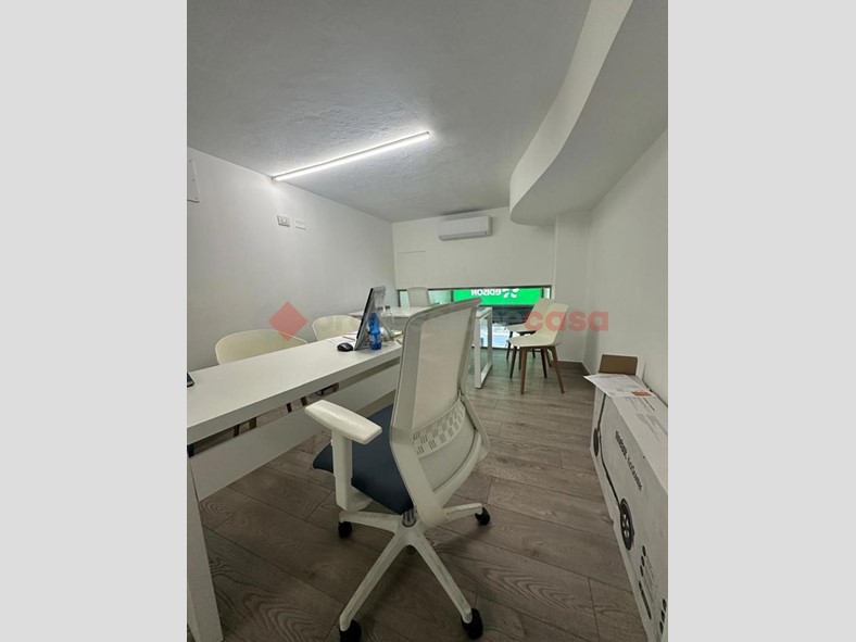 Negozio in Affitto a Arezzo, 1'500€, 80 m²