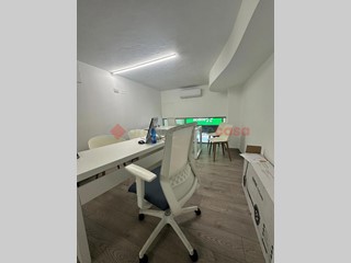 Negozio in Affitto a Arezzo, 1'500€, 80 m²