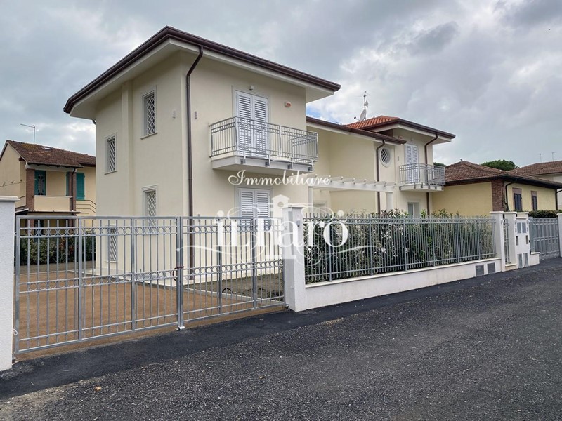 Villa bifamiliare in Vendita a Pietrasanta, zona Tonfano, 1'399'000€, 210 m², arredato
