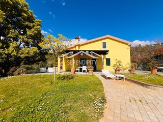 Villa bifamiliare in Vendita a Castelnuovo Magra, zona Molicciara, 550'000€, 200 m², con Box