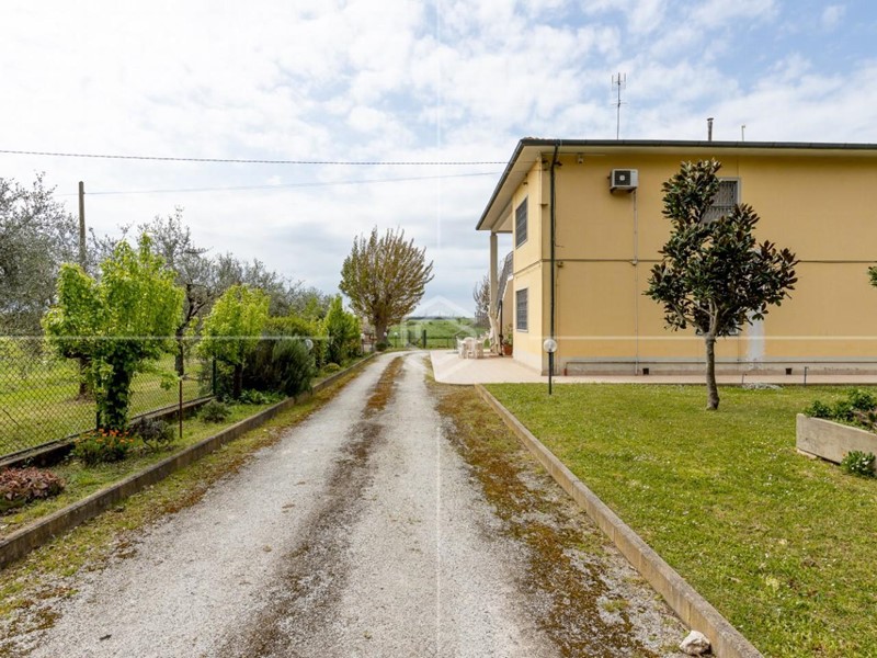 Villa bifamiliare in Vendita a Pisa, zona Coltano, 349'000€, 245 m²