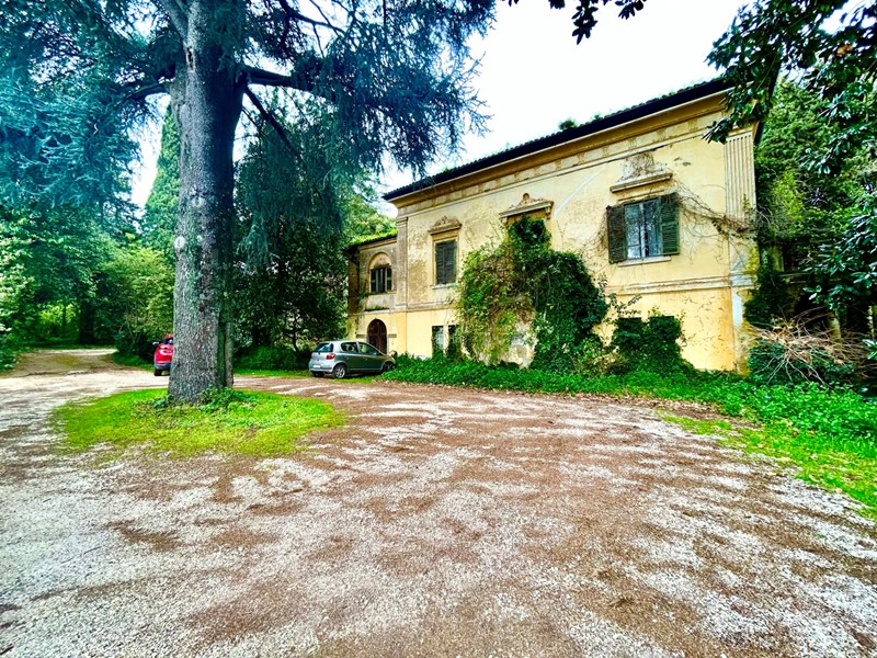 Villa in Vendita a Velletri, 350'000€, 353 m²