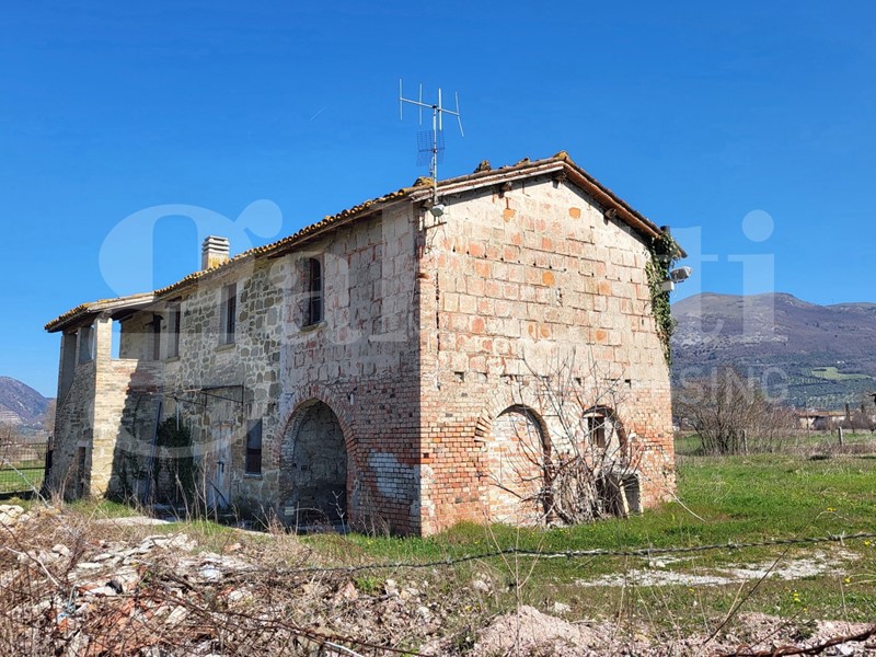 Casa Indipendente in Vendita a Gubbio, 138'000&euro;, 145 m²