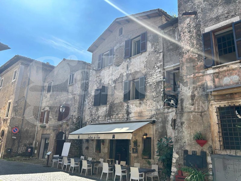 Appartamento in Vendita a Sermoneta, 185'000€, 200 m²