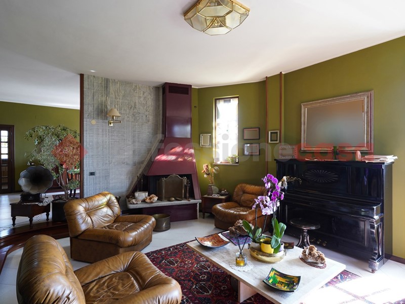 Villa in Vendita a Cervaro, 540'000€, 450 m²