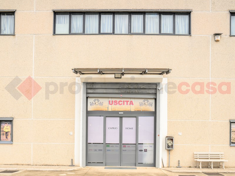 Capannone in Affitto a Salerno, 1500 m²