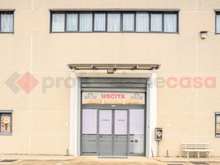 Capannone in Affitto a Salerno, 1500 m²