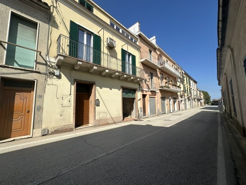 Villa in Vendita a Notaresco, 430'000€, 380 m²