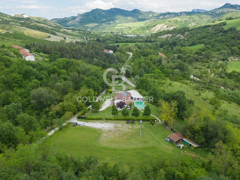Villa in Vendita a Borghi, zona Masrola, 350'000€, 350 m²