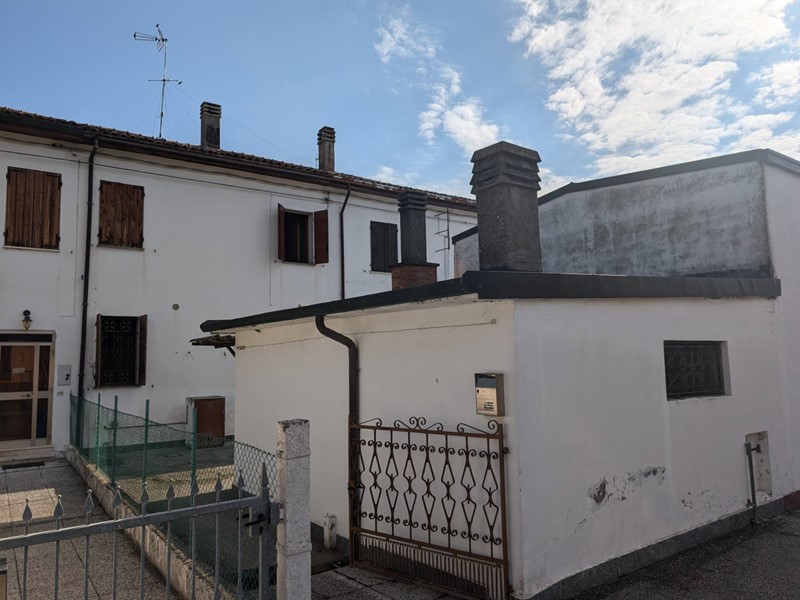 Villetta a schiera in Vendita a Voghiera, zona Gualdo, 49'000€, 120 m²