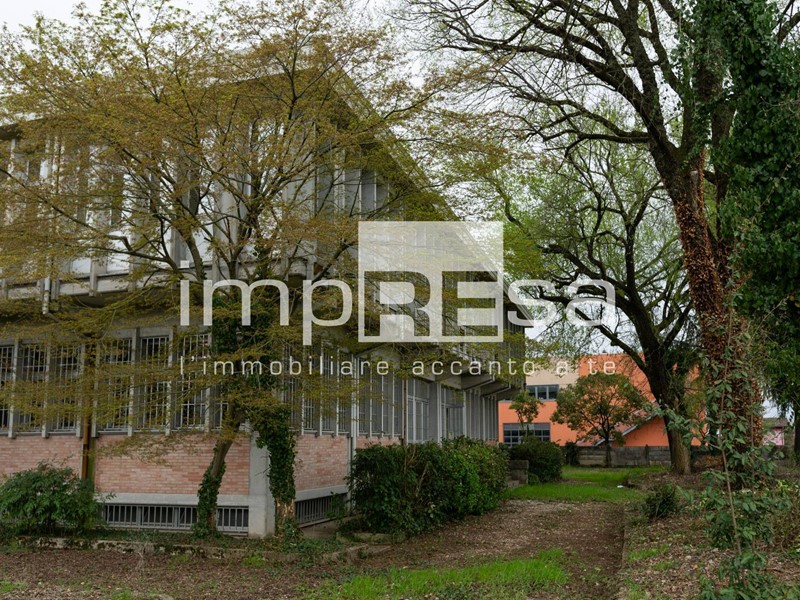 Magazzino in Vendita a Pordenone, zona Torre, 1'800'000€, 3400 m²