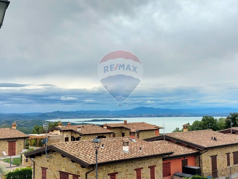 Trilocale in Vendita a Passignano sul Trasimeno, zona Castel Rigone, 100'000€, 72 m²