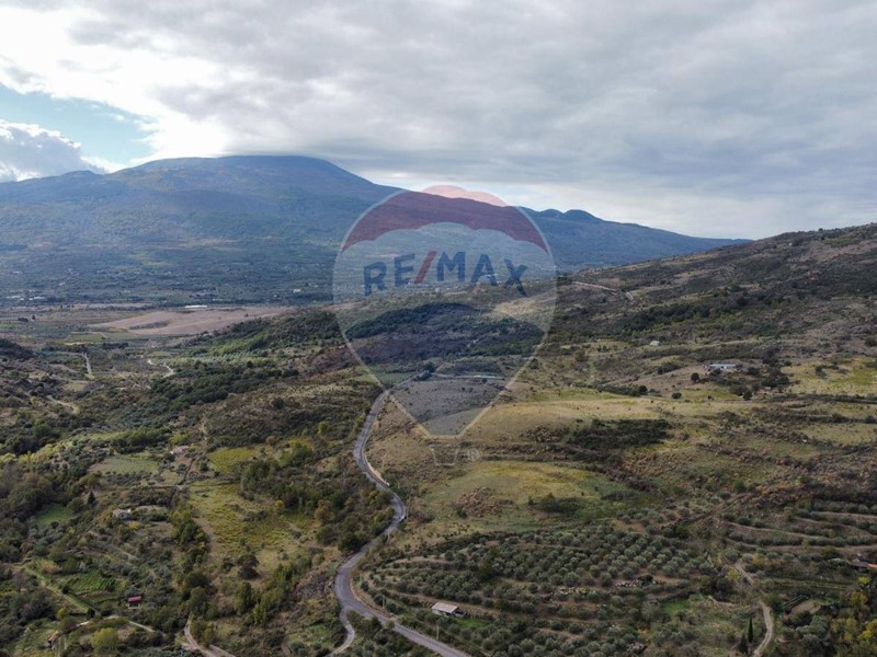 Terreno agricolo in Vendita a Roccella Valdemone, 300'000€, 190000 m²