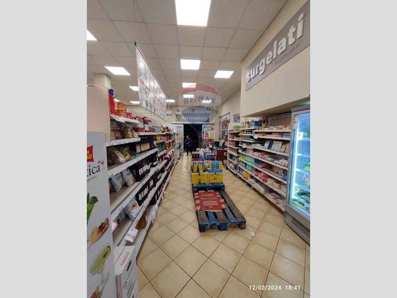 Attività commerciale in Vendita a Vitulano, 69'000€, 200 m²