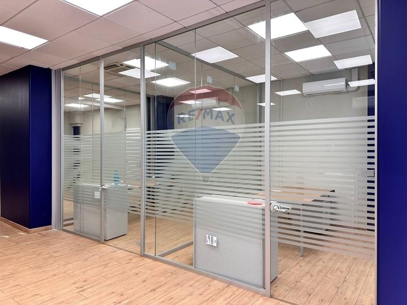 Immobile commerciale in Vendita a Ancona, zona Semicentro, 490'000€, 623 m²