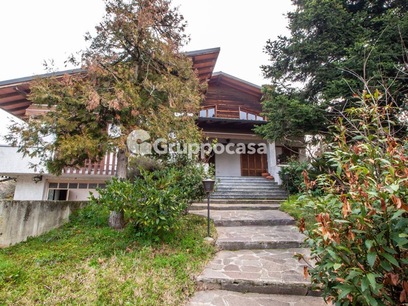 Villa in Vendita a Robecchetto con Induno, 330'000€, 270 m²