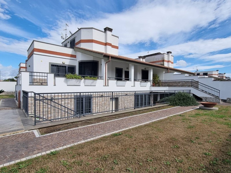 Villa in Vendita a Roma, zona Infernetto, 589'000€, 250 m²