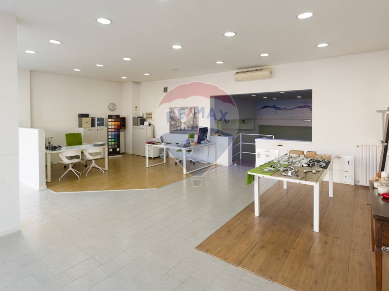 Immobile commerciale in Affitto a Cavenago di Brianza, 3'500€, 550 m²