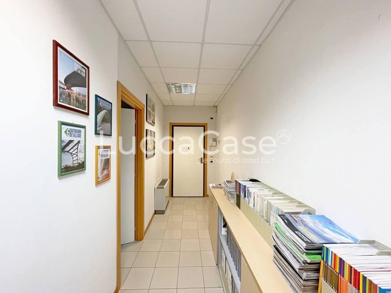 Ufficio in Affitto a Capannori, zona Guamo, 700&euro;, 80 m²