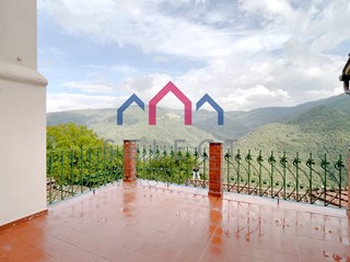 Casa Indipendente in Vendita a Bagni di Lucca, 180'000€, 185 m², arredato, con Box