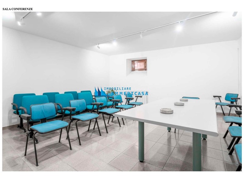 Ufficio in Affitto a Massa, 450€, 180 m²