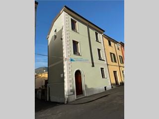 Ufficio in Affitto a Massa, 450€, 180 m²