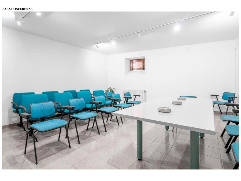 Ufficio in Affitto a Massa, 3'500€, 180 m²