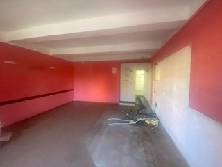 Negozio in Vendita a Capannori, zona Marlia, 80'000€, 105 m²