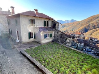 Casa Indipendente in Vendita a Sillano Giuncugnano, zona Sillano, 150'000€, 260 m², arredato