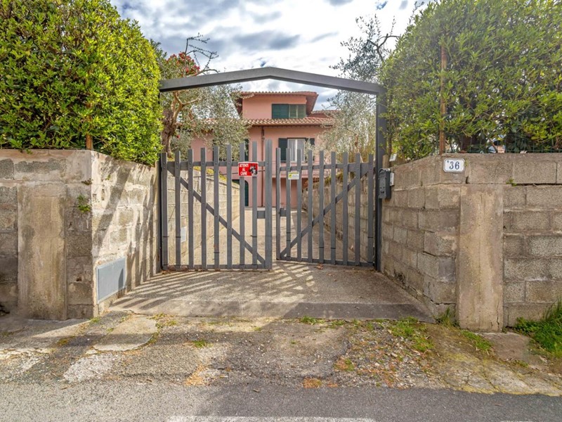 Casa Indipendente in Vendita a Calci, 680'000€, 300 m², con Box