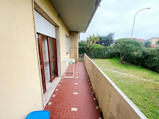 Trilocale in Vendita a Carrara, zona Marina di Carrara, 180'000€, 80 m², arredato