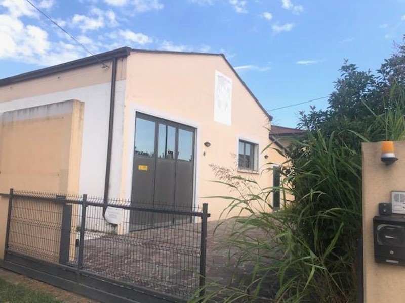 Capannone in Vendita a Cona, 59'000€, 327 m²