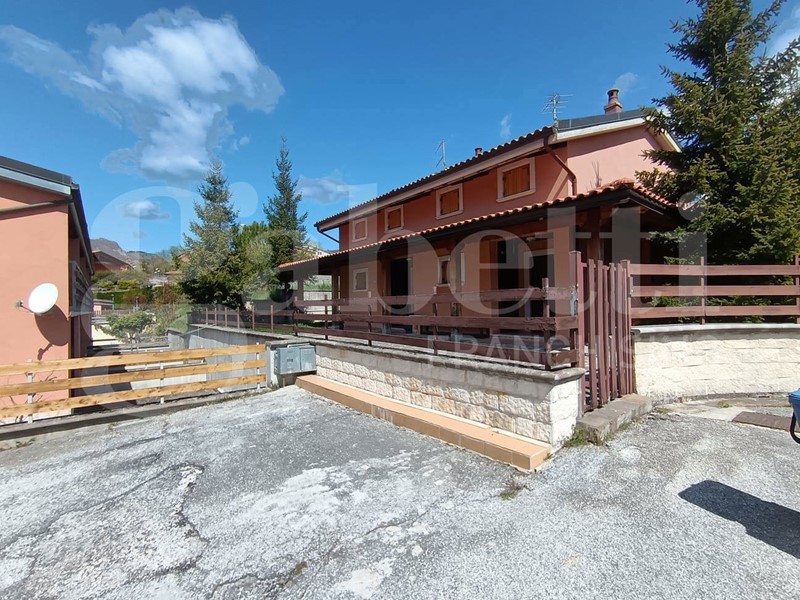 Villa bifamiliare in Vendita a Castel di Sangro, 170'000€, 69 m²