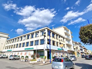 Ufficio in Affitto a Mondragone, zona PIAZZA FALCONE, 450€, 65 m²