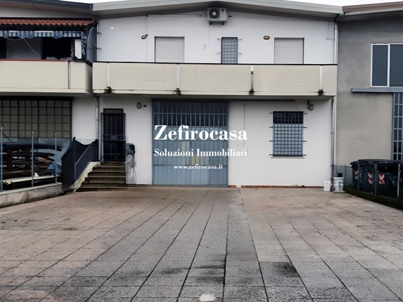 Magazzino in Vendita a San Giovanni in Persiceto, 260'000€, 275 m²