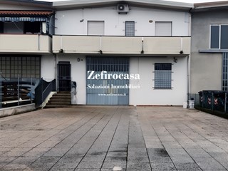 Magazzino in Vendita a San Giovanni in Persiceto, 260'000€, 275 m²