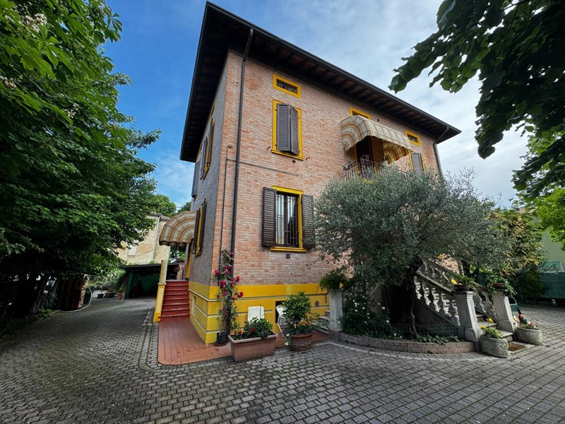 Villa in Vendita a Mirandola, zona Mortizzuolo, 237'000€, 300 m²