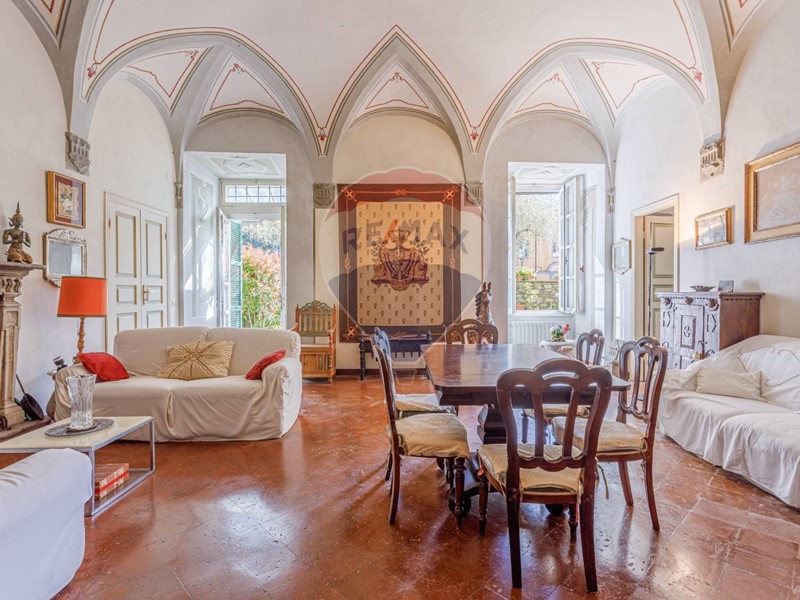 Appartamento in Vendita a Pontremoli, zona Zona Centro Storico, 1'490'000€, 830 m²