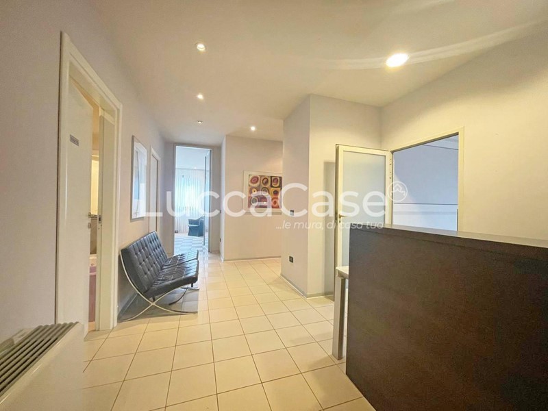 Ufficio in Affitto a Capannori, zona Guamo, 1'500€, 120 m²