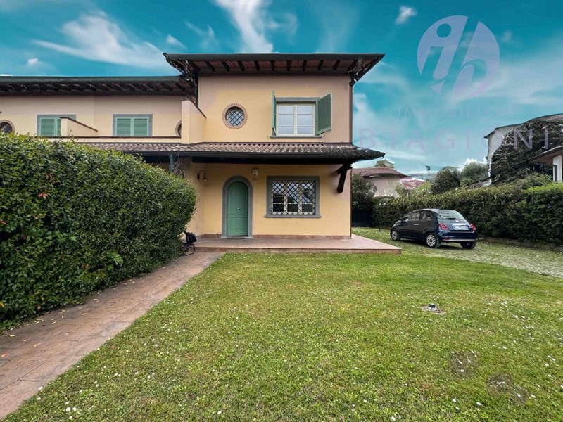 Villa bifamiliare in Vendita a Forte dei Marmi, 1'050'000€, 145 m², arredato