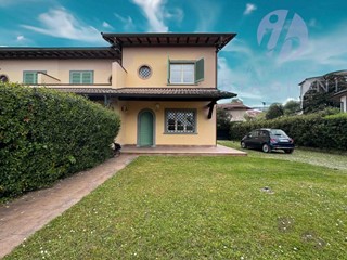 Villa bifamiliare in Vendita a Forte dei Marmi, 1'050'000€, 145 m², arredato