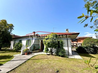 Villa in Vendita a Carrara, 500'000€, 150 m², arredato