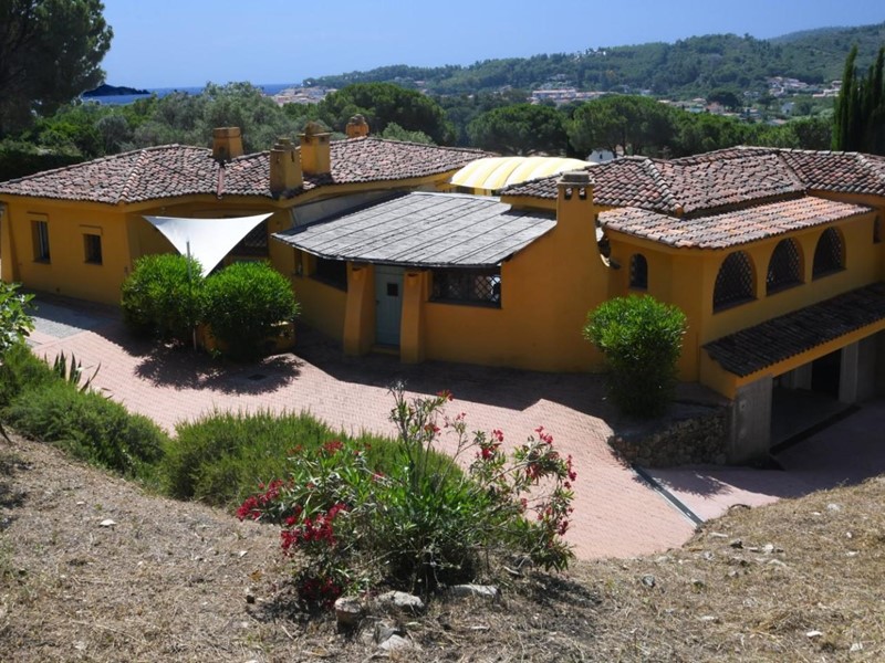 Villa in Vendita a Campo nell'Elba, zona Marina di Campo, 1'490'000&euro;, 370 m², arredato, con Box
