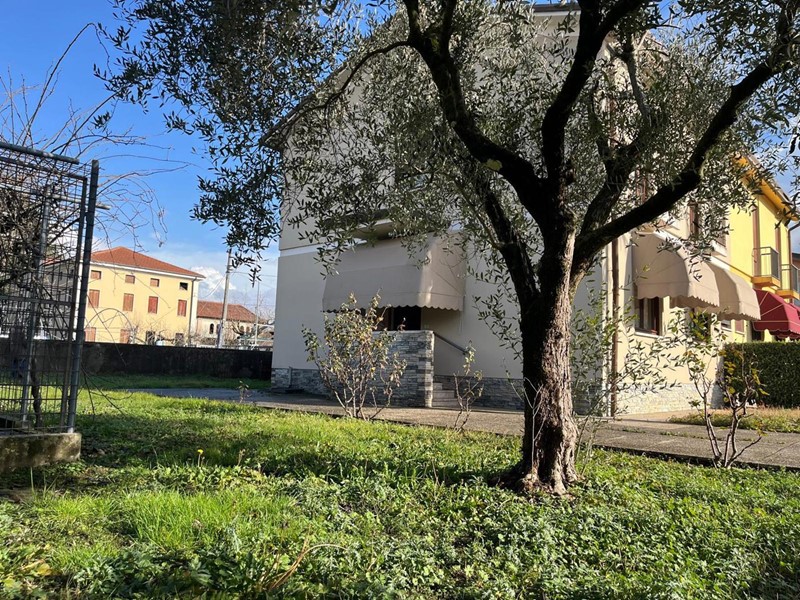 Villa bifamiliare in Vendita a Schiavon, 220'000€, 180 m²