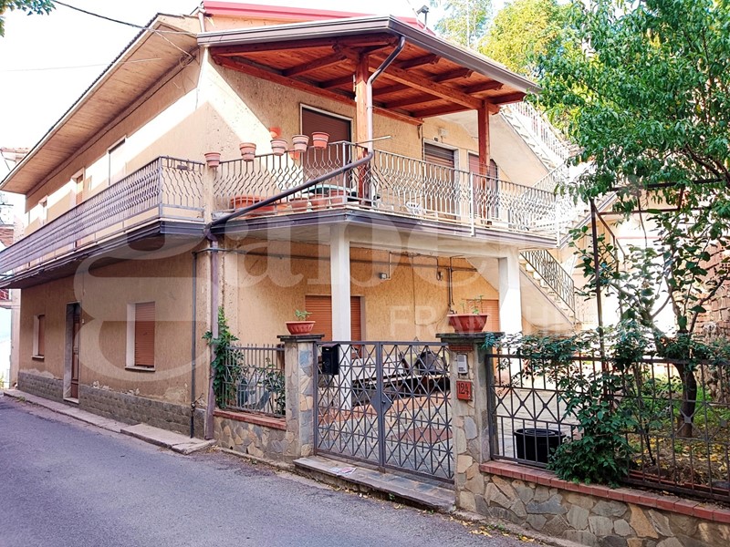 Casa Indipendente in Vendita a Luzzi, 80'000€, 140 m²