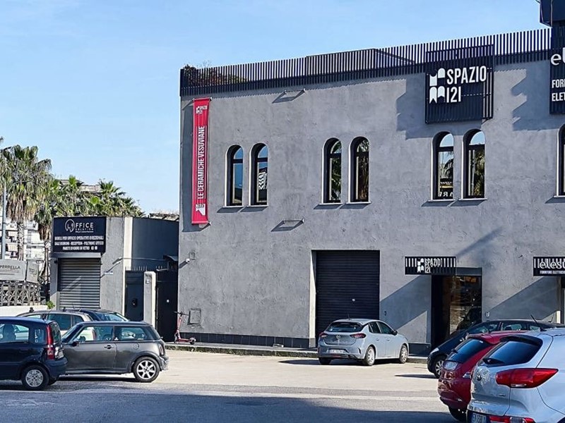 Negozio in Affitto a Napoli, 1'500€, 80 m²