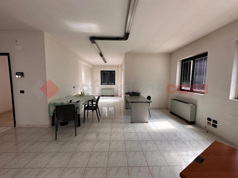 Ufficio in Affitto a Avezzano, 1'500€, 300 m², arredato