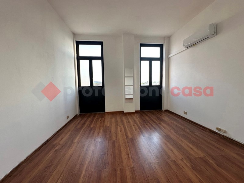 Ufficio in Affitto a Arezzo, 250€, 18 m²