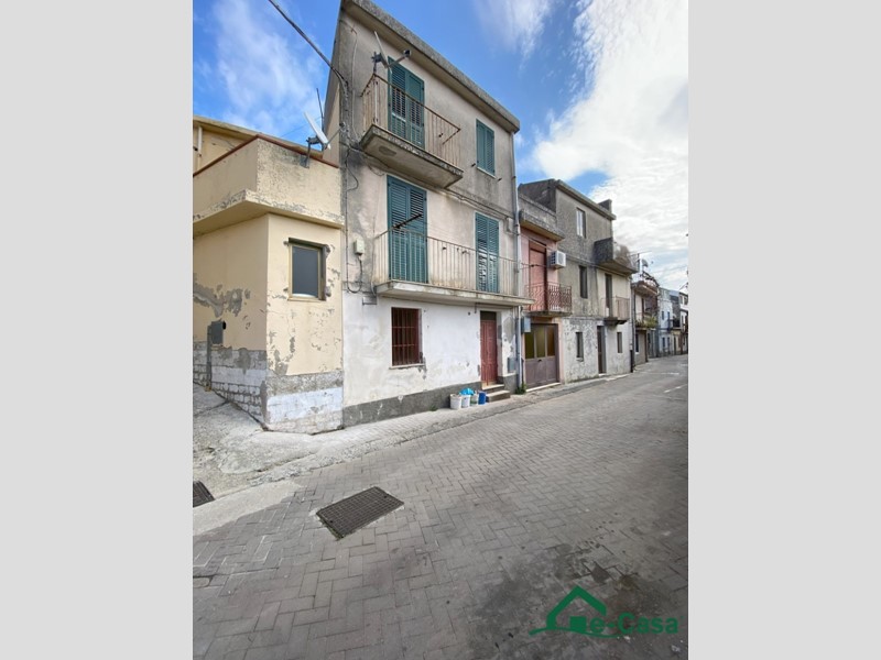 Casa Semi Indipendente in Vendita a Monforte San Giorgio, 18'000€, 128 m²