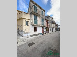 Casa Semi Indipendente in Vendita a Monforte San Giorgio, 18'000€, 128 m²